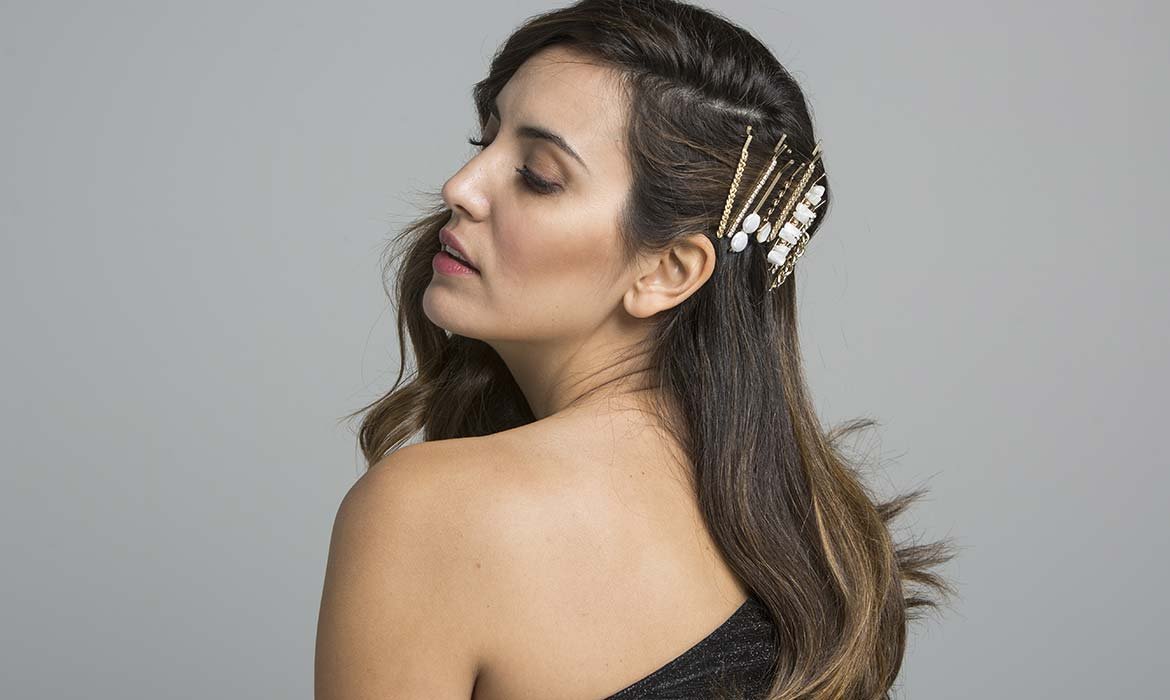 Si optas por un peinado con accesorios como las horquillas, aplica unas gotas del Aceite Extraordinario Universal de Elvive de L’Oréal Paris para garantizar el brillo y el control en tu pelo.
